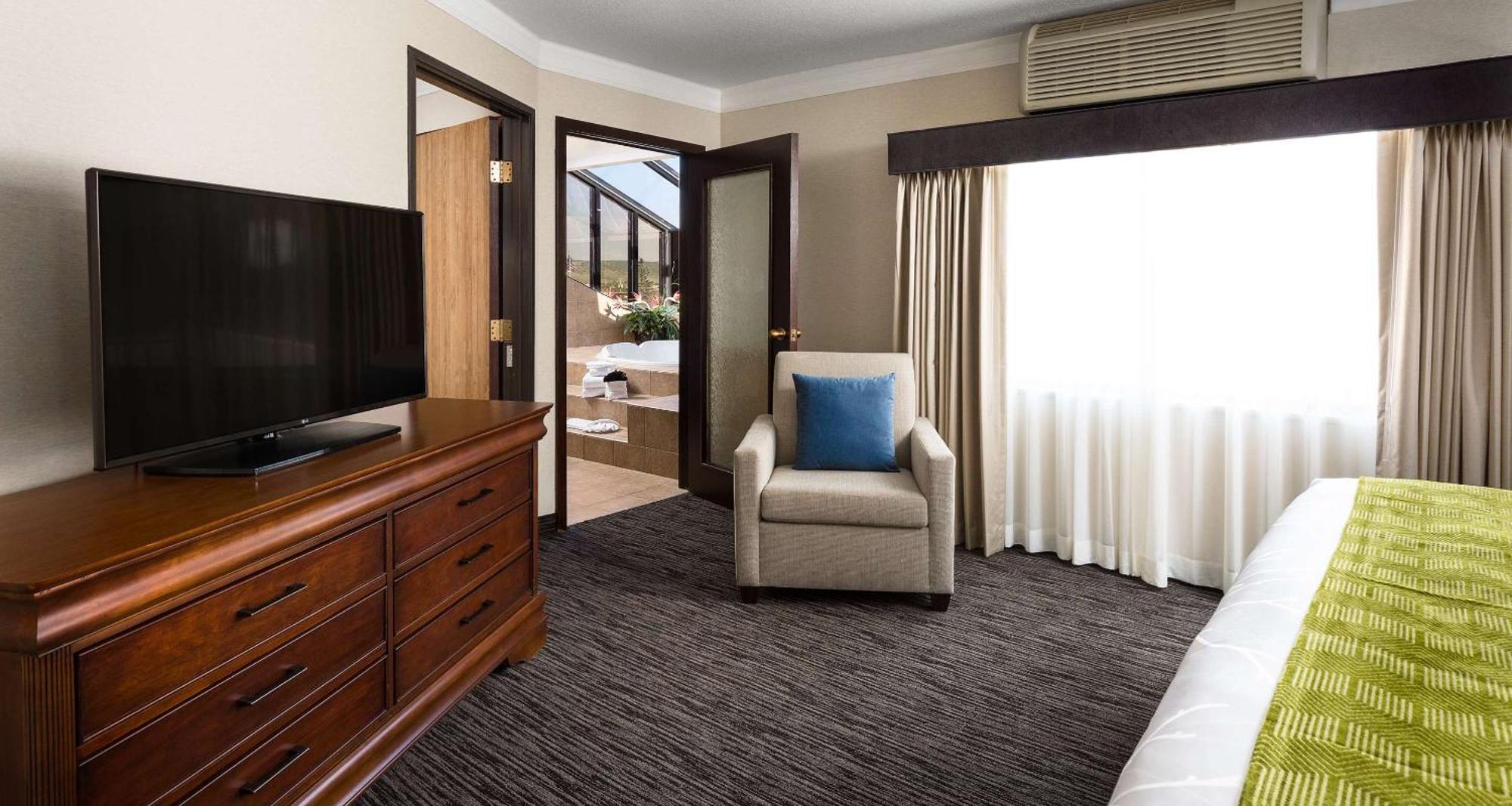 King Suite Living Area,1640379451:JPEG