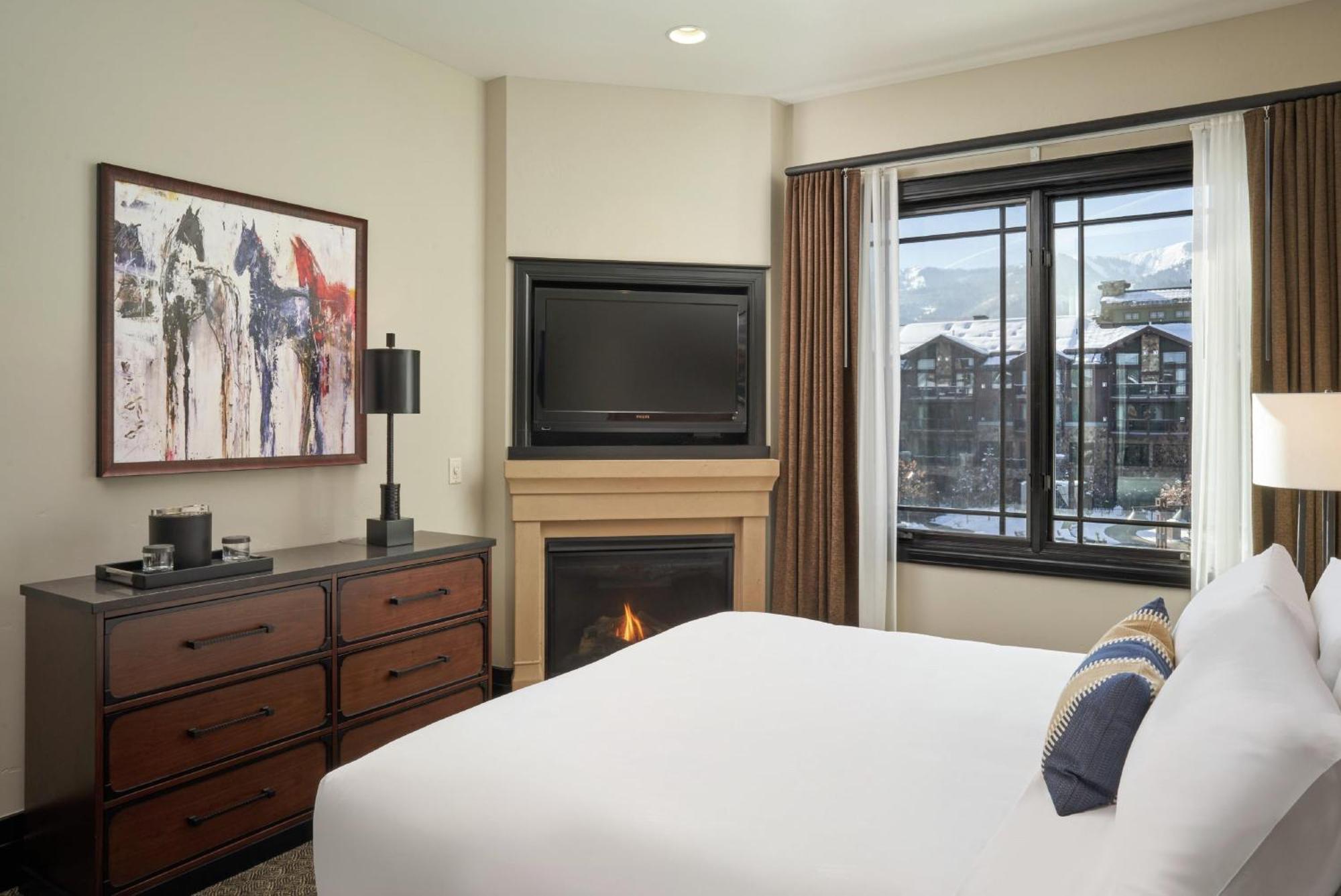 King Guest Room with Fireplace,1765213192:JPEG